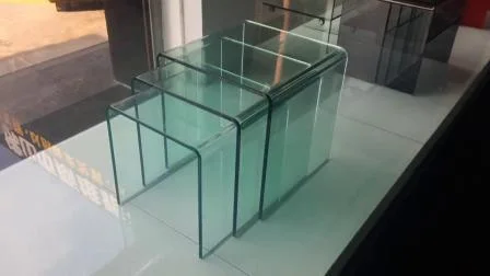 Table d'appoint moderne en verre courbé de couleur claire