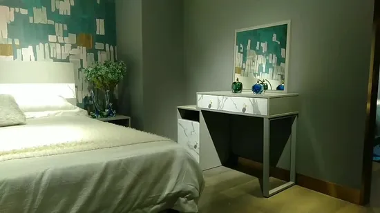 Moderne Simple en bois massif maison/hôtel chambre meubles maquillage commode multifonctionnelle coiffeuse lumière luxe supérieur avec miroir et tabouret
